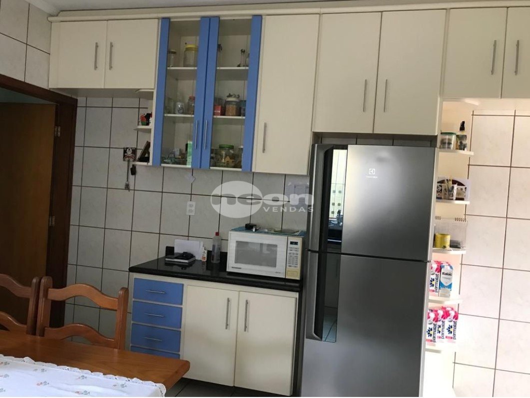 Casa à venda com 3 quartos, 309m² - Foto 2