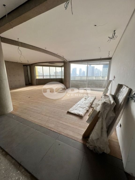 Apartamento à venda com 4 quartos, 227m² - Foto 2