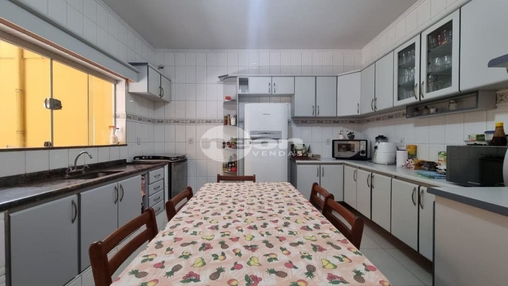 Casa à venda com 3 quartos, 264m² - Foto 4