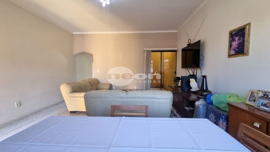 Casa à venda com 3 quartos, 264m² - Foto 1