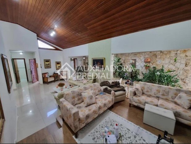 Casa à venda com 4 quartos, 290m² - Foto 1