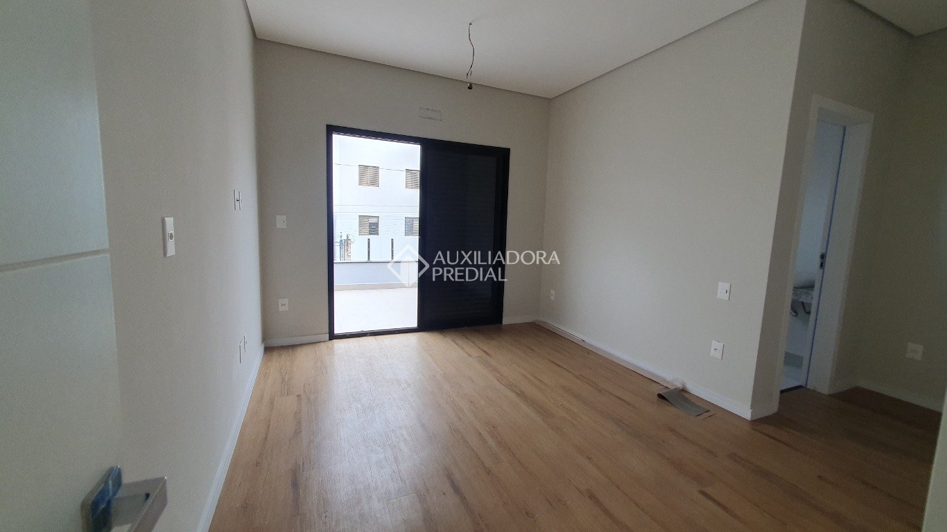 Casa à venda com 3 quartos, 220m² - Foto 8