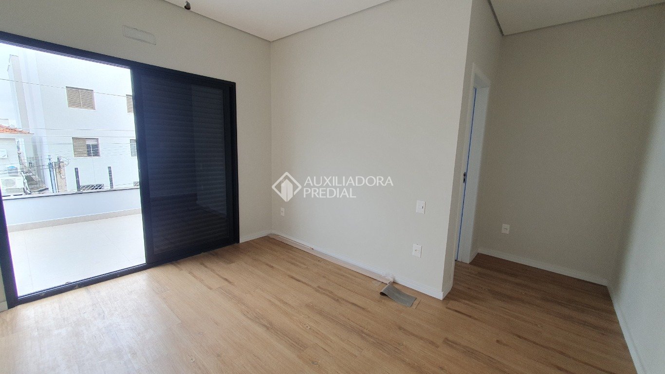 Casa à venda com 3 quartos, 220m² - Foto 9