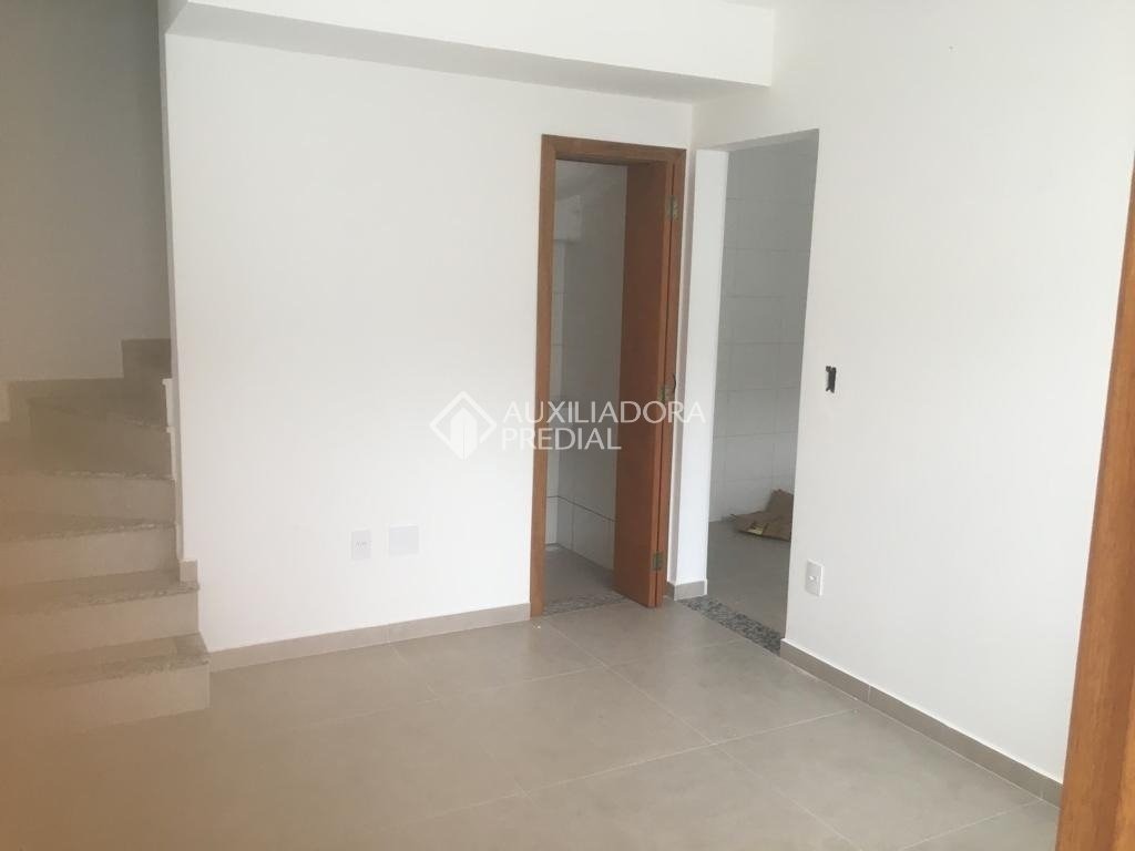 Casa à venda com 3 quartos, 68m² - Foto 2