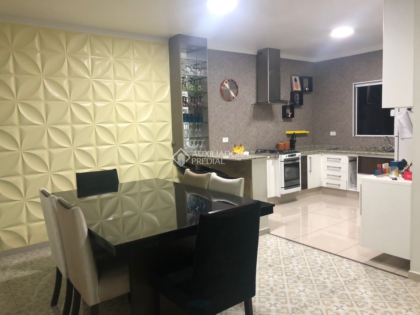 Casa à venda com 3 quartos, 181m² - Foto 1